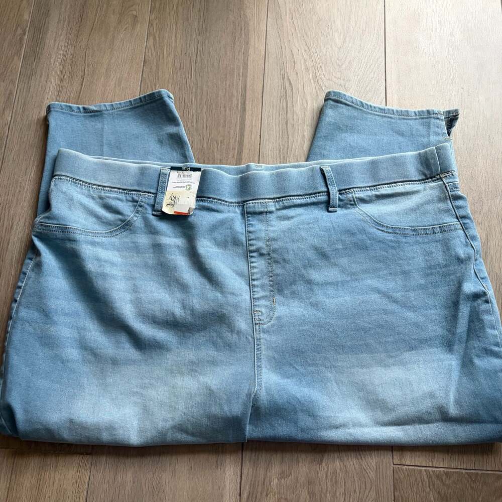 Terra & Sky Women's Plus Size Pull-On Capri Jeggings Light Wash 3X 24W-26W